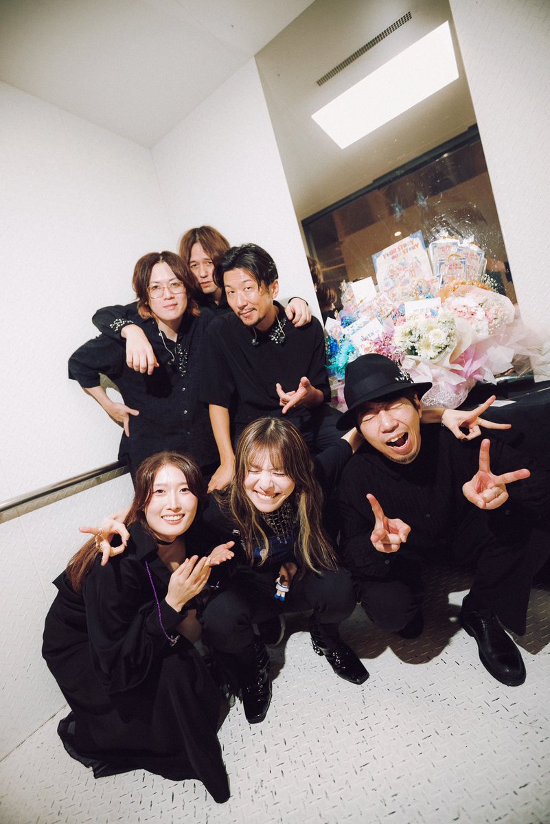 milet_music's tweet photo. 𝙼𝚊𝚍𝚎 𝚘𝚏 𝙶𝚕𝚊𝚜�� 𝚃𝚘𝚞𝚛 東京。
MoGの、というか、過去一のmiletだったかもしれない。です。ありがとうございました。
私の表現したかった気持ちや音を、全部届けられたと思う。

あなたはきっと今日までに色んな過去や思いを背負って生きてきたんだと思う。私もそうです。いろんなこと、ありました。でも今日、今日��歌を歌えて、今までの自分も救ってあげられた気がして、本当に嬉しかった。諦めないで生きてきてよかったよ。
今日、ガーデンシアターで、同じ空気を吸って、音、言葉を受け取ってくれたあなた。
心からありがとう！
あなたがいてくれたから生まれた今日のMoGでした。
これ以上のMoGが今後できるのか不安になってしまうくらいだけど、必ず、もっと最高のMoG更新していきましょう。
実はまだ折り返しなんだよ。笑
まさかなあ東京。
ここまですごかったとは。笑
次は仙台！たのしみにしてるよ。

新曲「My Voice, My Life」もライヴ初解禁。
どうだった？初披露なのにあんなにノってくれたあなたたちすごすぎ、嬉しすぎた。
東京はシャイとか言ったやつだれ？(私)
大変失礼いたしました。
で、なんか気分で「Creep」も歌った。
うん。よかったね。よかった。
お付き合いいただき、いや、導いてくれてありがとう。
ゆっくり休んでね。
愛してるよホーム東京。

芋虫みたいに這いつくばって生きていくんだよ。
最強の芋虫になろうぜ。🐛

#milet_MadeofGlass  

Photo by @soootaroVSHB 🩵