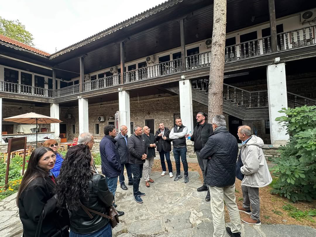 hhoglu's tweet photo. Programımızın kültür ayağında FUEN TAG heyetimizle birlikte Tarihî Üsküp Çarşısı'nı gezdik. Şehrin simgesi olan bu tarihî ve kültürel mirasın korunarak günümüze taşınan canlı dokusunu yerinde incelerken, çarşıdaki soydaşlarımızla ve esnafımızla bir araya gelerek sohbet ettik. https://t.co/sphNqFmnHP