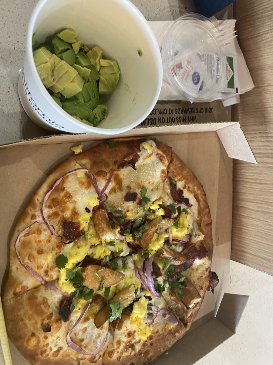 Fumi344's tweet photo. 朝食ピザ！
アボガドが美味しい https://t.co/sImUArzB4p