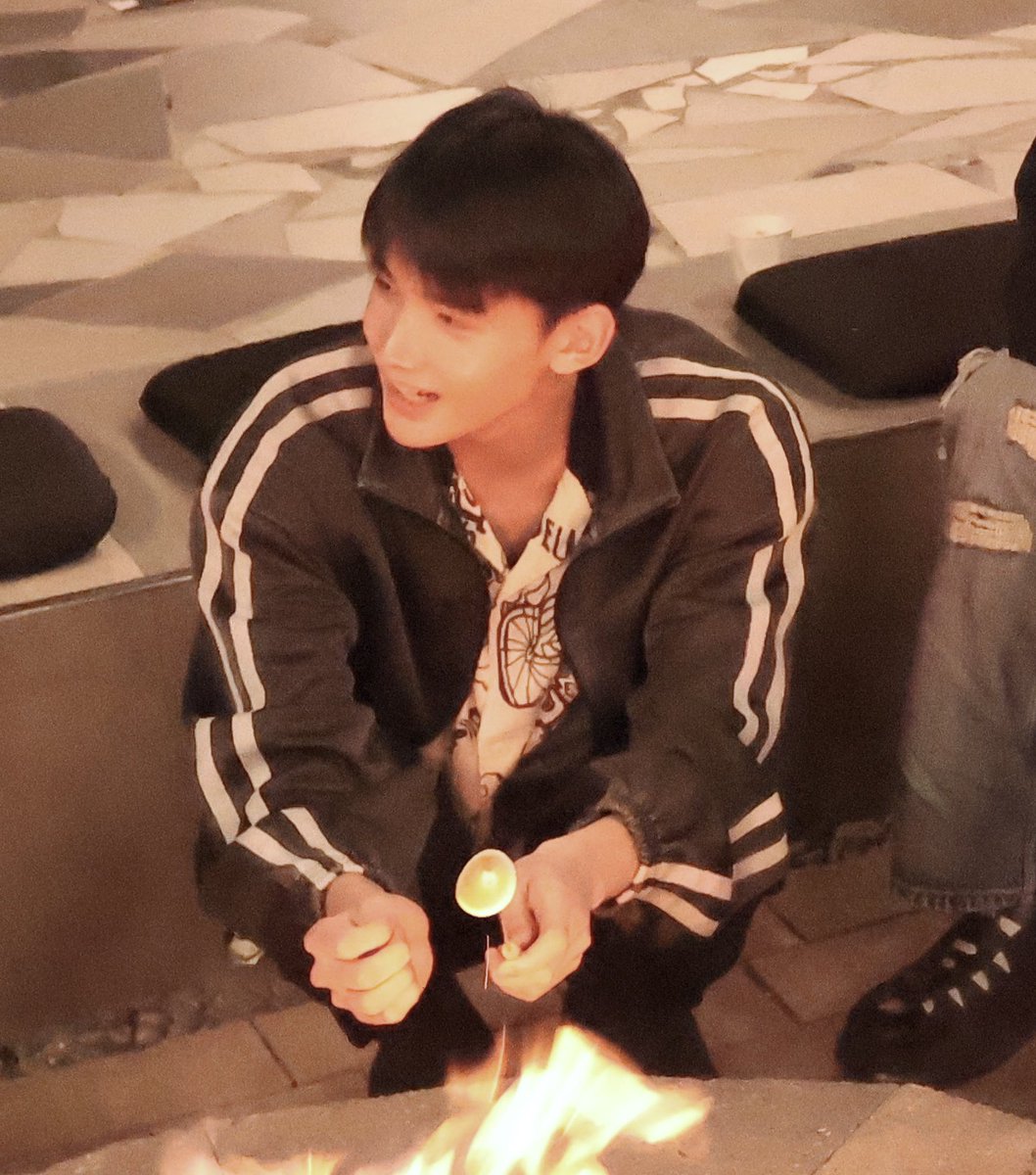dearjodungi's tweet photo. 마시멜로우 꿉는 죠 너무 귀여워..ㅜㅜ https://t.co/v0zch75nfX