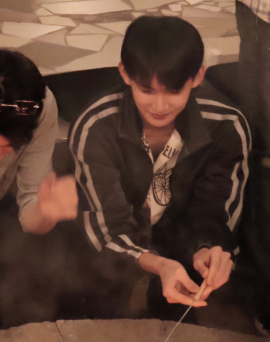dearjodungi's tweet photo. 마시멜로우 꿉는 죠 너무 귀여워..ㅜㅜ https://t.co/v0zch75nfX