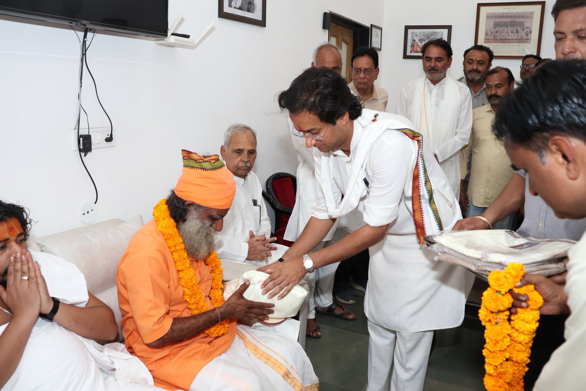 JVSinghINC's tweet photo. सिंह गमन, सत्पुरुष वचन, कदली फलें इक बार।
दिग्विजय वचन, हम्मीर हठ टरे न दूजी बार।।

आज राघौगढ़ किले पर मेरे पिता, आदरणीय श्री दिग्विजय सिंह जी की ‘सत्य सनातन स्वाभिमान यात्रा’ के राघौगढ़ आगमन की तैयारियों को लेकर एक महत्वपूर्ण बैठक आयोजित की।
यात्रा मार्ग एवं निकट ग्रामवासियों, सरपंचों, पार्षदों, वरिष्ठ कांग्रेसजनों एवं अन्य गणमान्यजनों की उपस्थिति में यात्रा की अगवानी, स्वागत, भंडारा-प्रसादी आयोजन सहित विभिन्न व्यवस्थाओं पर सार्थक एवं विस्तृत चर्चा की।
इस अवसर पर पूज्य संत श्री बृजकिशोर पारीक गुड्डा महाराज जी, संत श्री बालकदास जी महाराज एवं राघौगढ़ के प्रसिद्ध कथावाचक पंडित श्री शिवदयाल भार्गव जी की विशेष उपस्थिति रही।
हम सभी का सौभाग्य है कि संत शिरोमणि श्री पीपा महाराज जी के वंशज, ‘हिन्दुपत’ की पदवी से सुशोभित, राघव सेवक राजा श्री दिग्विजय सिंह जी ने 80 वर्ष की आयु में उज्जैन से श्री अयोध्या जी तक धर्मयात्रा का संकल्प लिया है। यह हम सभी के लिए गर्व और श्रद्धा का विषय है कि यह पावन यात्रा भगवान श्री राघौ जी महाराज की नगरी राघौगढ़ से होकर गुजरेगी।
जय श्री राघौ जी महाराज! सत्य सनातन धर्म की जय!