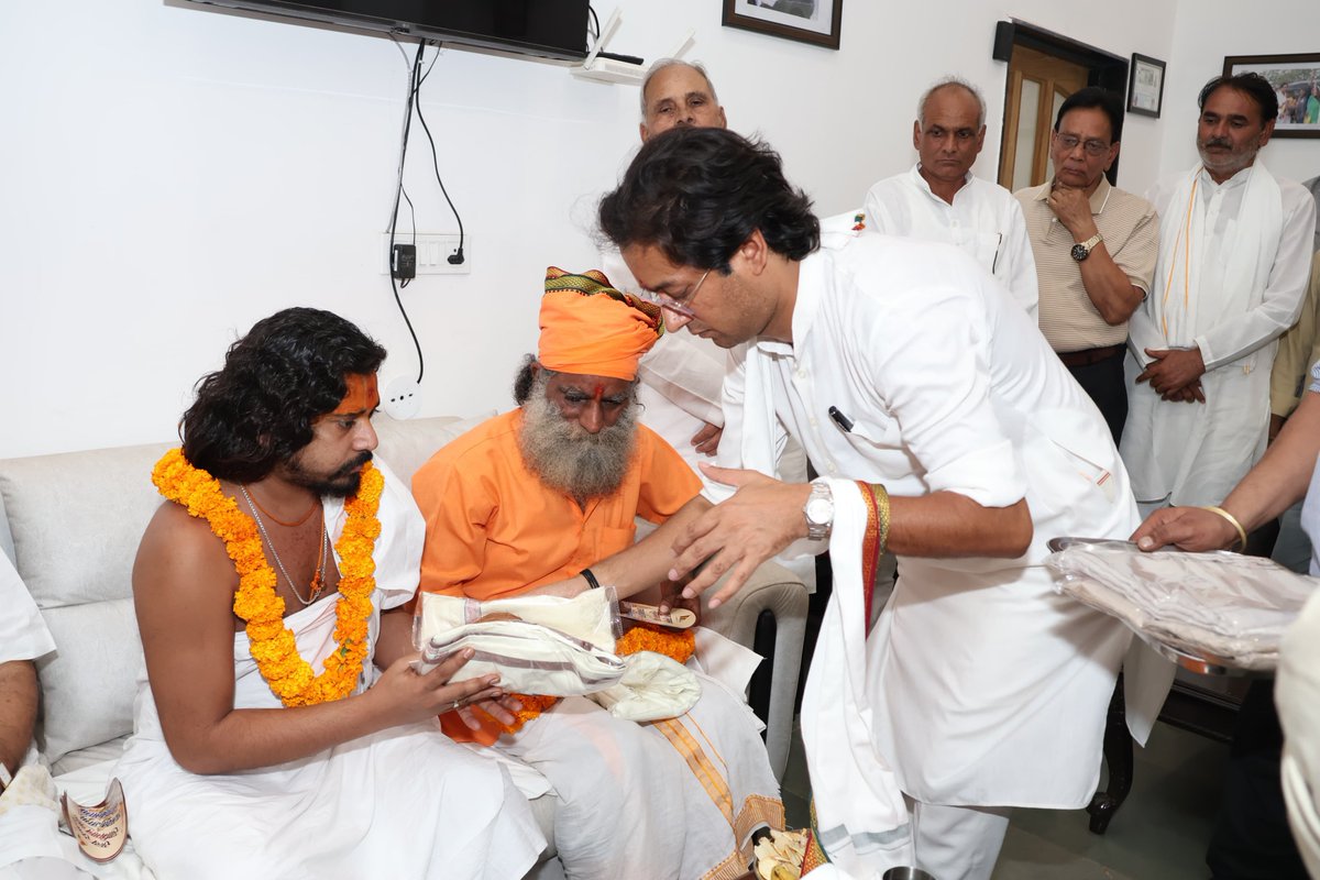 JVSinghINC's tweet photo. सिंह गमन, सत्पुरुष वचन, कदली फलें इक बार।
दिग्विजय वचन, हम्मीर हठ टरे न दूजी बार।।

आज राघौगढ़ किले पर मेरे पिता, आदरणीय श्री दिग्विजय सिंह जी की ‘सत्य सनातन स्वाभिमान यात्रा’ के राघौगढ़ आगमन की तैयारियों को लेकर एक महत्वपूर्ण बैठक आयोजित की।
यात्रा मार्ग एवं निकट ग्रामवासियों, सरपंचों, पार्षदों, वरिष्ठ कांग्रेसजनों एवं अन्य गणमान्यजनों की उपस्थिति में यात्रा की अगवानी, स्वागत, भंडारा-प्रसादी आयोजन सहित विभिन्न व्यवस्थाओं पर सार्थक एवं विस्तृत चर्चा की।
इस अवसर पर पूज्य संत श्री बृजकिशोर पारीक गुड्डा महाराज जी, संत श्री बालकदास जी महाराज एवं राघौगढ़ के प्रसिद्ध कथावाचक पंडित श्री शिवदयाल भार्गव जी की विशेष उपस्थिति रही।
हम सभी का सौभाग्य है कि संत शिरोमणि श्री पीपा महाराज जी के वंशज, ‘हिन्दुपत’ की पदवी से सुशोभित, राघव सेवक राजा श्री दिग्विजय सिंह जी ने 80 वर्ष की आयु में उज्जैन से श्री अयोध्या जी तक धर्मयात्रा का संकल्प लिया है। यह हम सभी के लिए गर्व और श्रद्धा का विषय है कि यह पावन यात्रा भगवान श्री राघौ जी महाराज की नगरी राघौगढ़ से होकर गुजरेगी।
जय श्री राघौ जी महाराज! सत्य सनातन धर्म की जय!