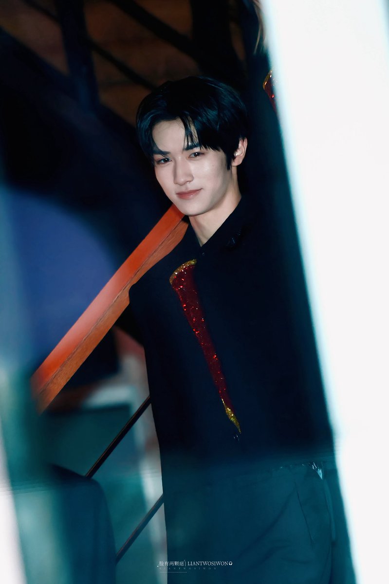 LIANTOSIWON's tweet photo. 261015 下班路

#A2O #A2OSOUL #SEEONE #시원 https://t.co/Qv8RnA2dUM