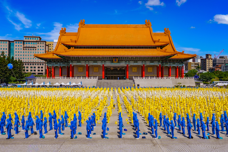 end_OH_'s tweet photo. 組圖：2026年法輪功學員台北排字 場面壯觀
五千多名法輪功學員今天（17日）齊聚在台北中正紀念堂自由廣場，參與一年一度的排字活動。活動中，學員們也展示五套功法，透過緩、慢、圓的煉功動作，傳遞「真、善、忍」的美好，並讓民眾感受在民主社會中，能夠自由表達信仰與理念的可貴。
https://t.co/GiHIOn7ISP