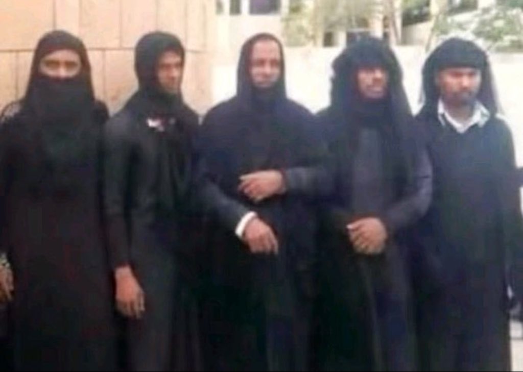 Princessyouall's tweet photo. سؤال ليش الحوثيين يلبسون العباية ونقاب وجلباب؟
- محد بيعرف هويتهم بيكون سهل عليهم إفتعال الجرائم
- خلايا نايمة محد بيعرفهم 
- هاربين 
وغيرها،
هذا دليل واضح ان وجود الأقمشة هذي خطر على المجت/مع المت/قدم .
#نسويات_اليمن 
#٢٠٣٠_بلا_نقاب https://t.co/xpzyZiPNba