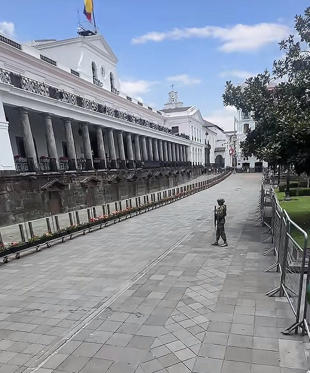 Ciudadano_Kn's tweet photo. Asi luce el Palacio de Carondelet. Se han comido más espacio. Es raro siendo un presidente tan “popular y querido” Es una imagen que evoca tanto a la Guerra Fría. https://t.co/sLdIWNJKrk