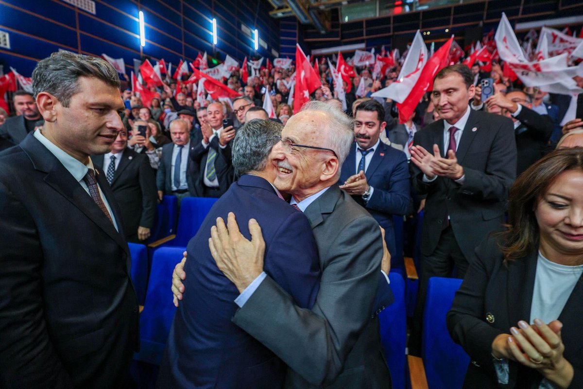 yenipartiyiz's tweet photo. Genel Başkanımız Özgür Özel, Ankara İl Başkanlığımızın ön seçiminde konuştu.

"YENİ Parti, Ak Parti’nin kara düzenini yıkmaya, işçinin, memurun, esnafın, emeklinin, gençlerin ve kadınların yeni düzenini, Gazi Mustafa Kemal Atatürk’ün istediği çağdaş Türkiye’yi kurmaya geliyor. 

Yolumuz açık olsun, yolunuz açık olsun.”