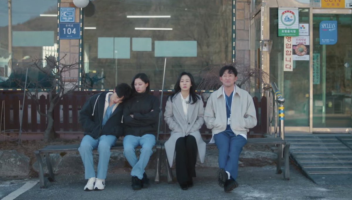 aeng_eing_'s tweet photo. 구서대병원크루 앉은 자세로 성격 다 드러남 https://t.co/oZb9DxpxrX