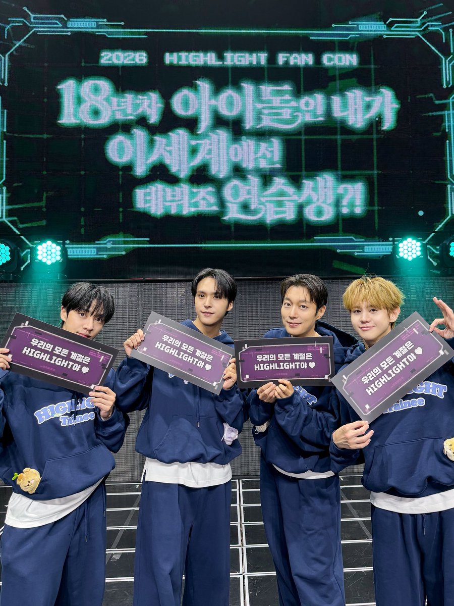 Highlight_AUent's tweet photo. [📸] 2026 HIGHLIGHT FAN CON [18년차 아이돌인 내가 이세계에선 데뷔조 연습생?!] DAY 2

어딘지 모르게 친숙하고 편안한 트레이너님들과 함께한 이세계에서의 둘째 날!
오늘도 써라운드어스 연습생 윤양이손의 데뷔를 위하여 아낌없는 응원을 보내주셔서 고맙습니다💡🌹
함께한 오늘이 잊지 못할 추억으로 기억되기를 바라며, 내일도 이세계에서 기다리고 있겠습니다🩶

#하이라이트 #HIGHLIGHT
#비스트 #BEAST
#윤두준 #YOONDUJUN
#양요섭 #YANGYOSEOP
#이기광 #LEEGIKWANG
#손동운 #SONDONGWOON