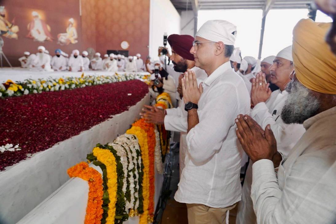 SachinPilot's tweet photo. नामधारी सिखों के आध्यात्मिक प्रमुख, श्रद्धेय श्री सतगुरु उदय सिंह जी से भेंट कर उनका आशीर्वाद प्राप्त करने का सौभाग्य मिला।

इस अवसर पर उनसे आध्यात्म, सेवा एवं मानवीय मूल्यों पर सार्थक चर्चा हुई। नामधारी संगत द्वारा विभिन्न सामाजिक एवं जनकल्याणकारी कार्यों के माध्यम से समाज की सेवा में दिया जा रहा विशेष योगदान उल्लेखनीय है।

यह भेंट सदैव स्मरणीय रहेगी तथा इस विशेष अवसर के लिए हृदय से कृतज्ञता व्यक्त करता हूँ। 🙏