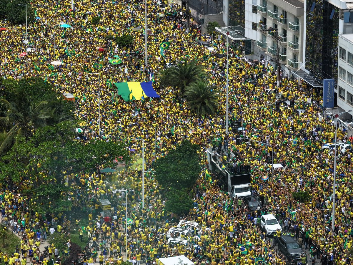 FlavioBolsonaro's tweet photo. Tá giganteeeeeeeeeeee!!!! 

Obrigado, Vitória! Obrigado, Espírito Santo! 

O Brasil vai vencer!
Vote2️⃣2️⃣🇧🇷

#FlavioPresidente
#ES22
#ForaLula https://t.co/EX4LfPEpg3