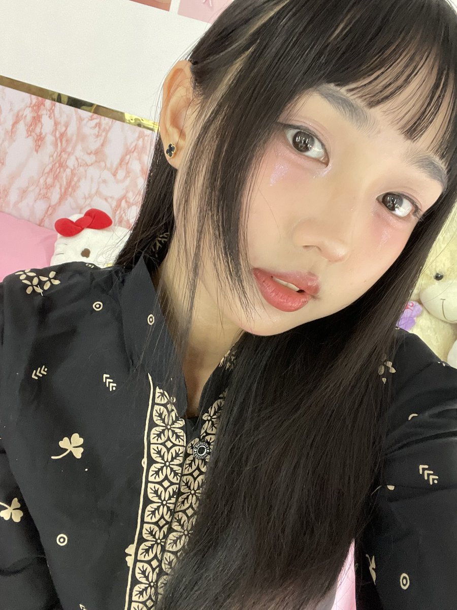 SNayla_JKT48's tweet photo. Terimakasih banyak vc hari ini!!😽🖤
Kaka kaka sesi 1 kaka kaka sesi 2 kaka kaka sesi 3 semua nya terimakasih banyak dan seru bgt!! Gimana hari ini jadi bisa hati bahagia!!??
Aku pertama kali pake baju batikkkk!! Kokok desu kak?? 
Semoga kalian suka ya!! See u itadaki besok ya!! 
今日のオンラインお話し会本当にありがとうございました！
たくさん会いにきてくれて、遠くにいても寂しい思いをせずにすみます\(//∇//)\笑
また会いに来てください！
また次のイベントで会いましょう！
明日のいただきらぶ公演お待ちしてます！
#Naymeet