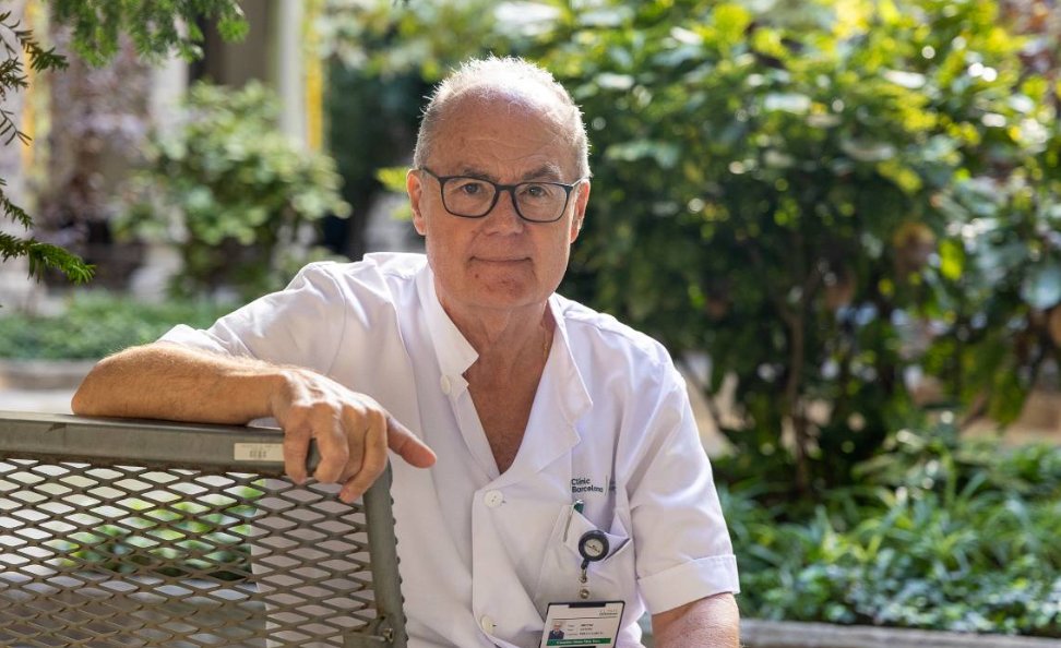 AntiburocraciaC's tweet photo. Després de més de 30 anys de docència, el degà de Medicina de la UB denuncia que el districte universitari únic fa que estudiants de fora passin per davant dels millors estudiants catalans.

L’epidemiòleg Antoni Trilla acaba de jubilar-se i ho explica en una entrevista publicada avui a Nació.

El districte universitari únic permet que qualsevol estudiant de l’Estat accedeixi a qualsevol universitat. Fins aquí, la norma.

El que descriu Trilla és el que passa després. Les notes de les comunitats autònomes són diferents, i ell diu que no s’expliquen per atzar. Aquestes diferències es reflecteixen a la selectivitat. Quan arriba el moment de triar plaça, una part dels estudiants de fora té una nota lleugerament més alta que la d’aquí. I poden passar per davant d’alguns dels millors estudiants catalans.

Ell mateix ho matisa: que vinguin estudiants de fora, en un percentatge relatiu, és bo.

Però proposa dues sortides. Limitar l’accés dels de fora, que és legítim però jurídicament complicat. O ordenar els estudiants per percentils, comparant cadascú amb els de la seva comunitat, perquè els catalans competeixin en millors condicions.

I ho resumeix en una frase: tot plegat requereix voluntat política.

Mentrestant, qui s’ha pogut quedar fora de la carrera que volia és un estudiant que ha fet tot el que li demanaven.

A la newsletter d'Antiburocràcia Catalunya parlem de solucions per lluitar contra el desastre de les Administracions. Però a vegades també m'agrada explicar històries com aquesta i unir els dos mons.

Cada dia, un mail que t’estalvia una consulta. Tot el que afecta la teva butxaca, explicat perquè s’entengui.

Apunta-t’hi de franc: 👉 https://t.co/0202AubGyn

(Assegura’t de posar bé el correu. Després, rebràs un correu electrònic de confirmació. Si no el veus, revisa la carpeta de correu brossa, arrossega’l a la safata principal i confirma'l perquè t'arribin totes les novetats.)