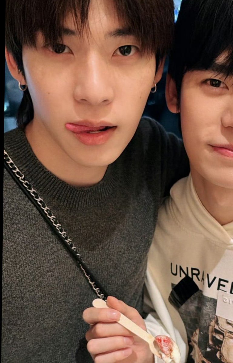 YouXi5730's tweet photo. Is Tee carrying Por’s bag? Looks like he’s got two bags. Tee always shows his boyfriend charm when it matters💪🏻

#teeteepor https://t.co/6EIk0GPzZr