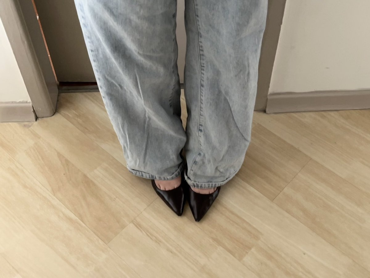 liaonthetable's tweet photo. meu deus combinação perfeita existe e é calça jeans + salto https://t.co/SpDy4rHjTw