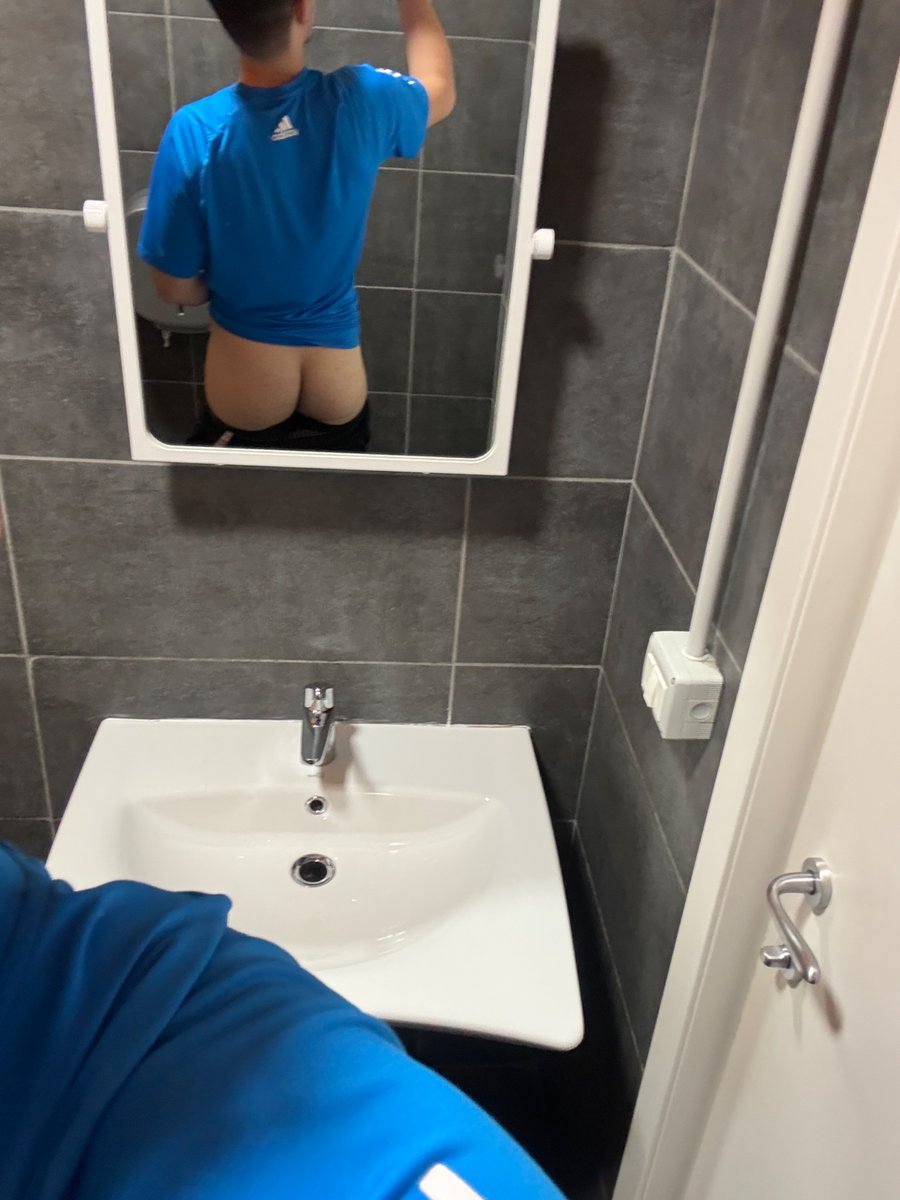 NicoloPetrarca's tweet photo. Chi altro si fa le foto nei bagni della palestra? https://t.co/IdLinSITP5