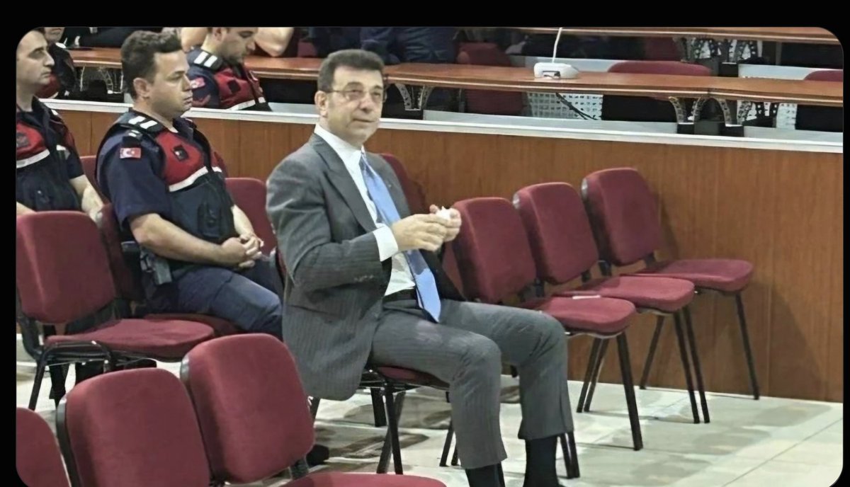 EkReMUsTaD's tweet photo. İmamoğlu çapraz sorgulamada tam anlamıyla s.çtı. 
Salon buz kesti. 
Aşağıdan yukarıdan yolun sonu görünüyor... https://t.co/ft4E1YuojR