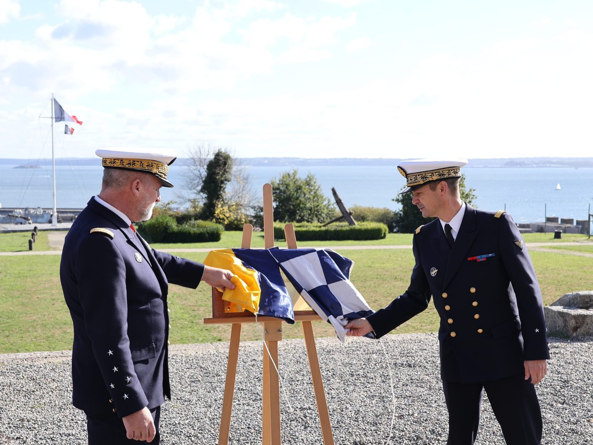 CEMM_FR's tweet photo. Samedi 17 octobre, j’ai participé aux célébrations des 60 ans du Lycée naval de Brest, aux côtés du contre-amiral Hervé Lamielle, commandant du CIN.

J’ai eu l’honneur de dévoiler la plaque anniversaire de ce lycée où j’ai passé plusieurs années. Un retour chargé d’émotion.

Félicitations à tous les élèves pour leurs brillants parcours et leur engagement au quotidien, au cœur de la Marine nationale !