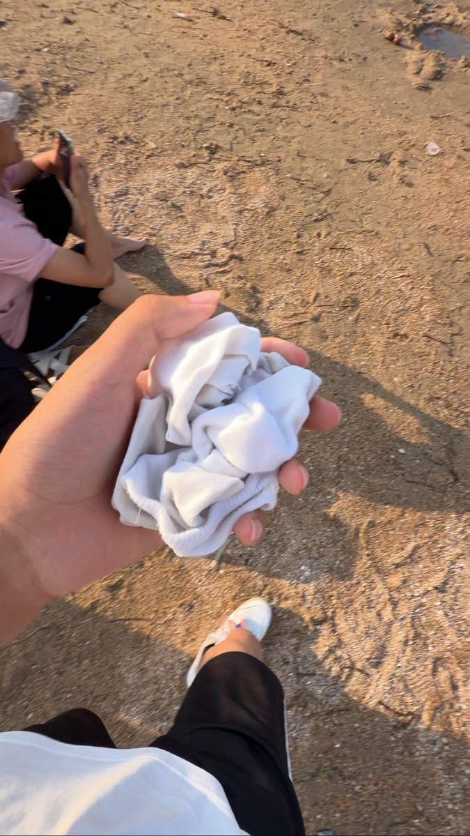 bugenjipinwan2's tweet photo. #海边 #原味 #扫楼 #恋足 #顺袜  小姑娘下海把鞋子袜子扔在岸边，拿来尝尝什么味
顺袜作品part 8 https://t.co/0yGxxCYr62