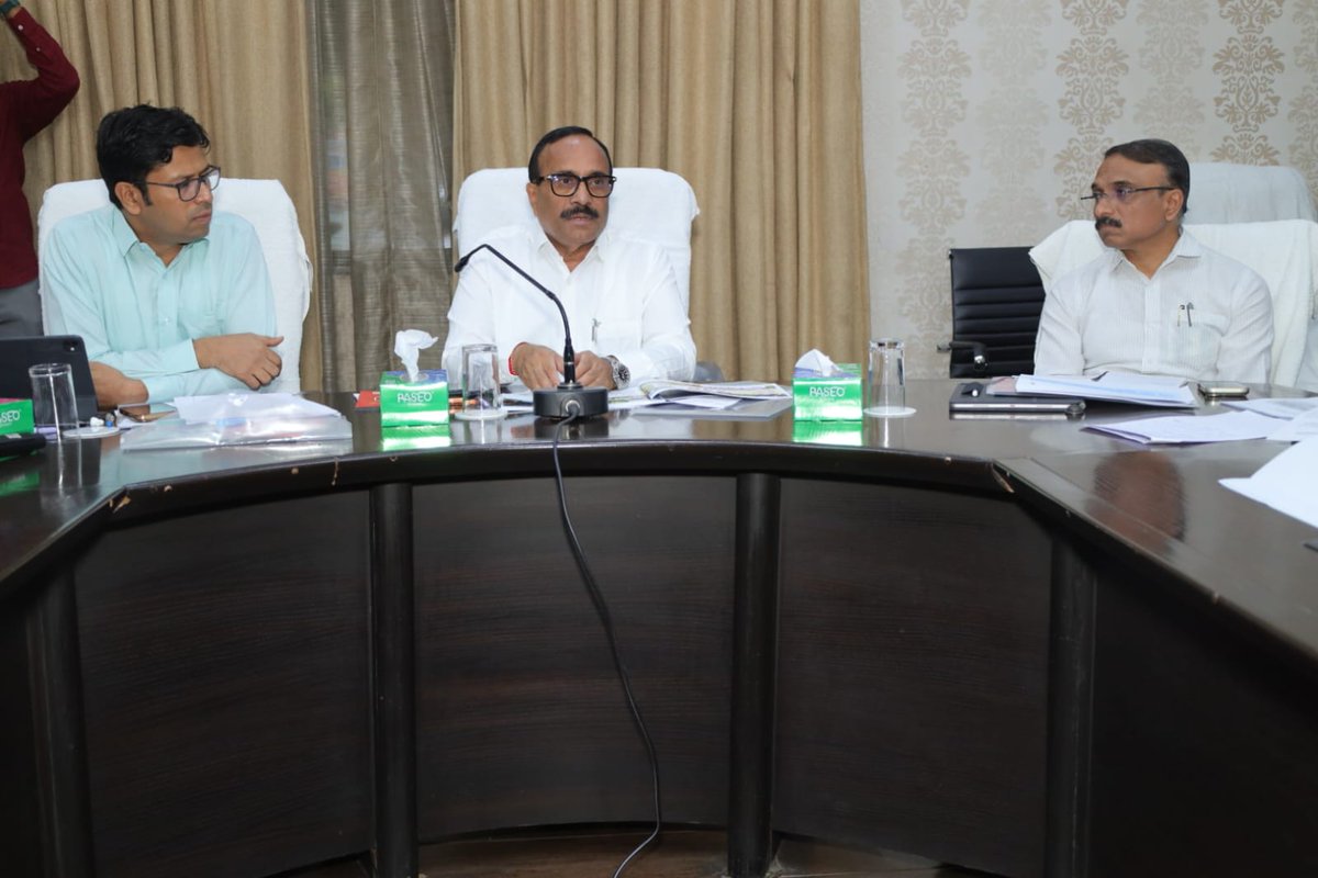 InfoNanded's tweet photo. #नांदेड
पालकमंत्री अतुल सावे यांनी आज येथील शासकीय विश्रामगृहात जिल्ह्यातील दुष्काळजन्य परिस्थितीच्या पार्श्वभूमीवर अपूर्ण पाणीपुरवठा योजना, शहरी व ग्रामीण भागातील पिण्याच्या पाण्याचे नियोजन आणि पशुधनासाठी चारा उपलब्धतेचा आढावा घेतला. https://t.co/ZyBcPF2WkB