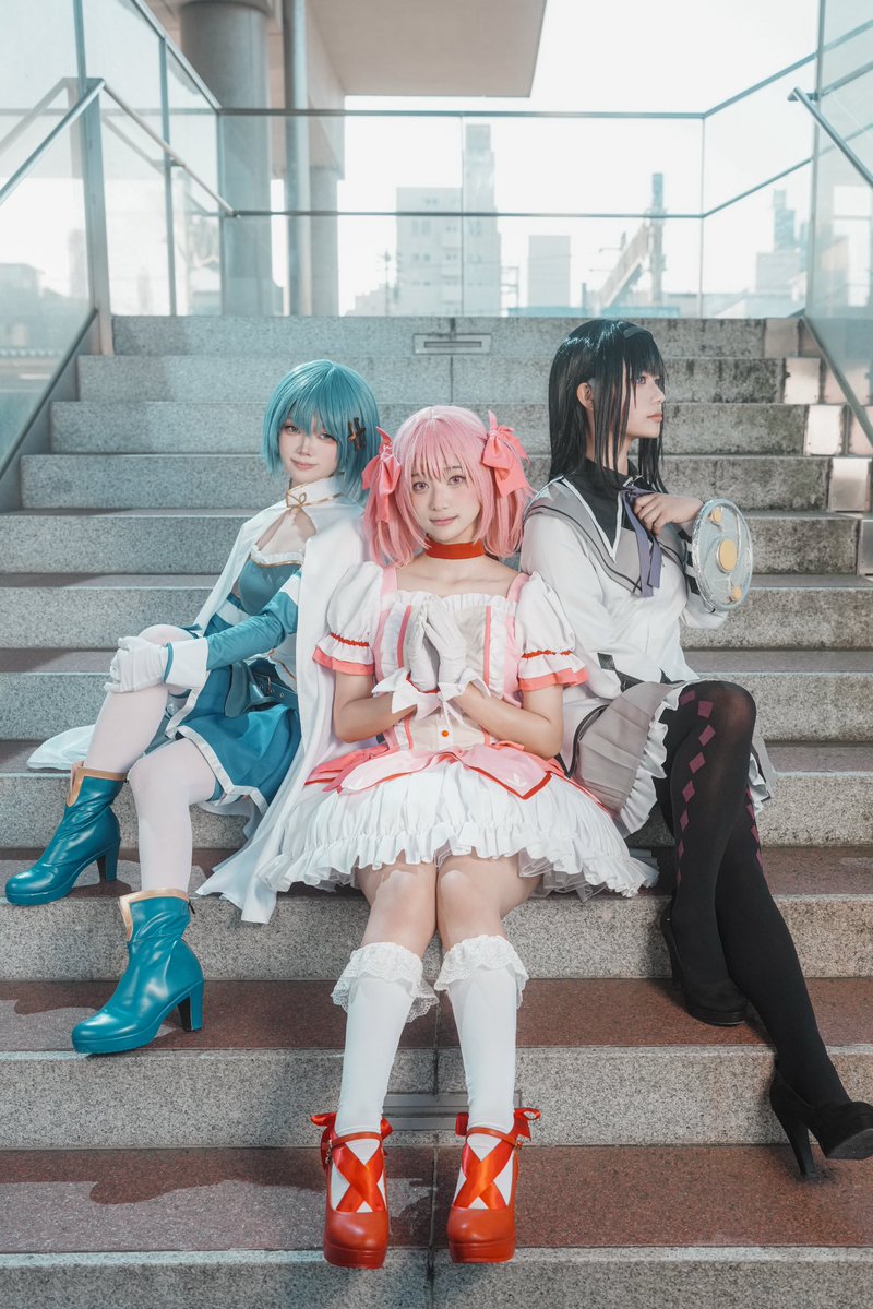 Pia_7cos's tweet photo. Cosplay/コスプレ

-もう何があっても…

鹿目まどか/私
美樹さやか/@shio42_cos 
暁美ほむら/@Sue14_cos     #富士コス https://t.co/64HfrnXIOZ