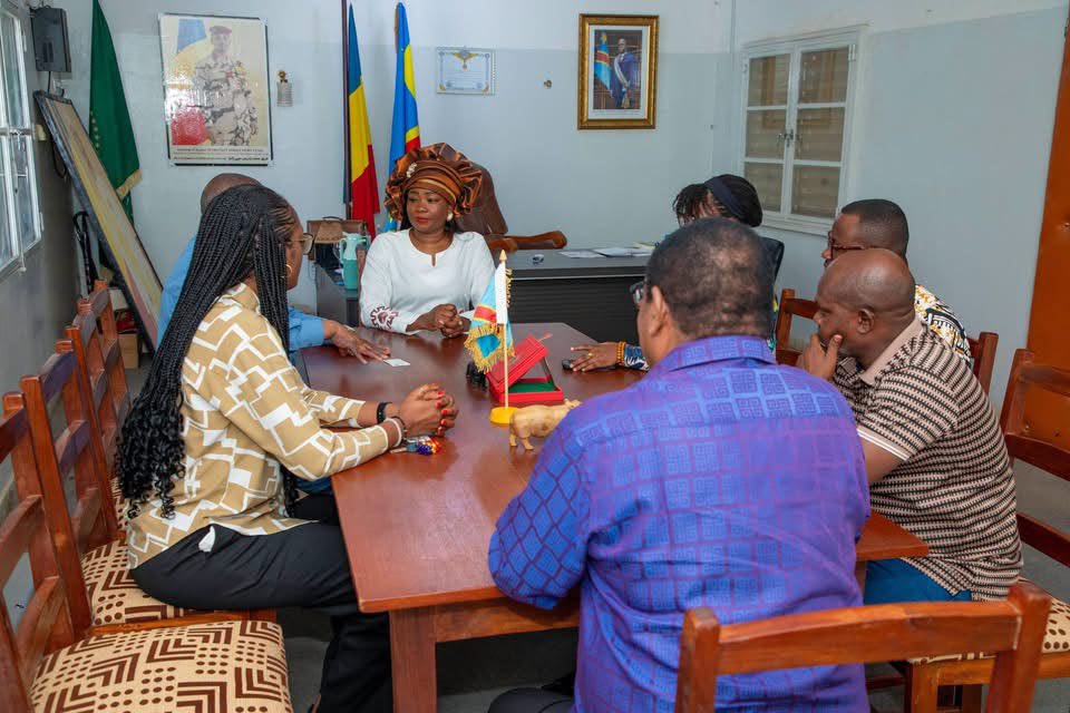 zolanews_net's tweet photo. Diplomatie : Christelle Vuanga plaide pour la construction d’une nouvelle ambassade de la RDC au Tchad https://t.co/JSYRrrdDO4
Contactez notre rédaction au : +243 894991655
@ChristelleVuan1 https://t.co/mcuw2fAKfH