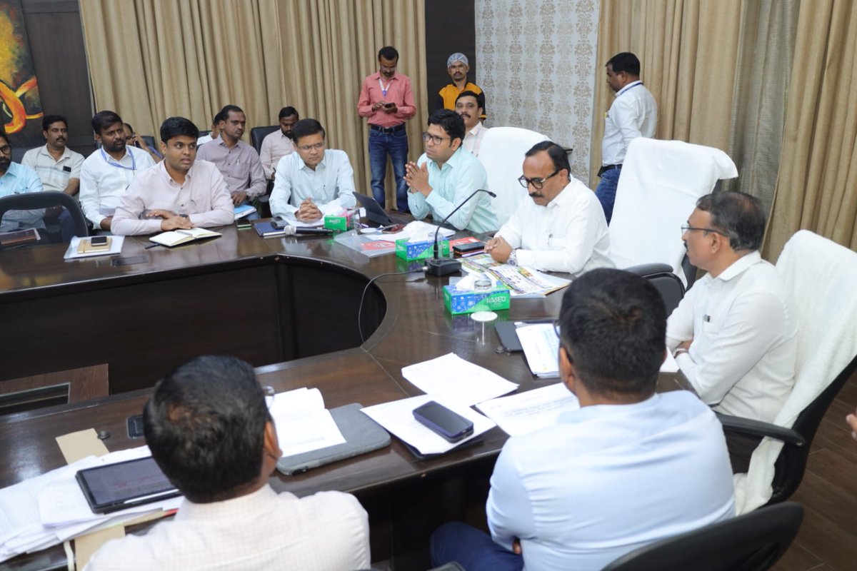 InfoNanded's tweet photo. यावेळी माजी मुख्यमंत्री तथा खासदार अशोक चव्हाण, जिल्हाधिकारी राहुल कर्डिले, जिल्हा परिषदेचे मुख्य कार्यकारी अधिकारी महेश पाटील, पोलीस अधीक्षक डॉ. नीलाभ रोहन आणि महानगरपालिका आयुक्त महेशकुमार डोईफोडे यांची प्रमुख उपस्थिती होती. https://t.co/9tL6oBrkAh