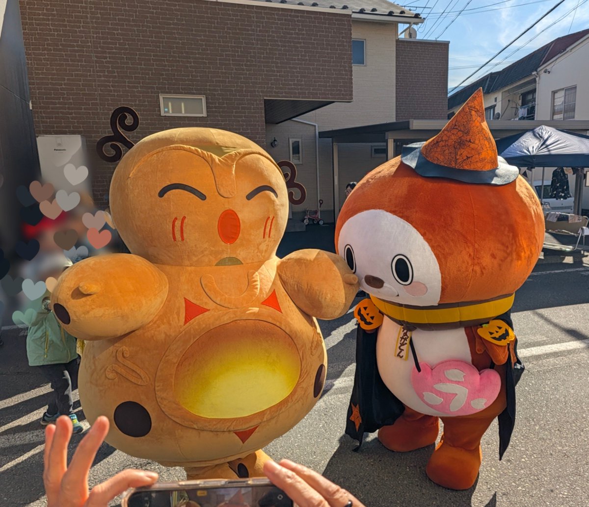 hesperides_61's tweet photo. はじめましての商店街でもたくさんのおともだちに撫でられていた永どん🌰
フゥーちゃんにもツンってされてた…？
(＊´∀`)σ)д`*)ﾂﾝﾂﾝ https://t.co/LuF63tZ53i