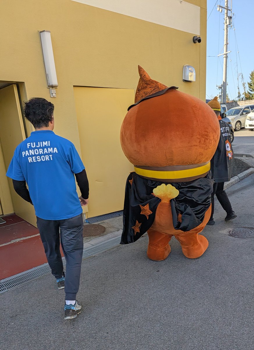 hesperides_61's tweet photo. お散歩帰り道
風が吹いててマントがめくれるの
ハロウィンぽくて良い…　/ꒉ:)و ̑̑ok https://t.co/RU74DUY69m