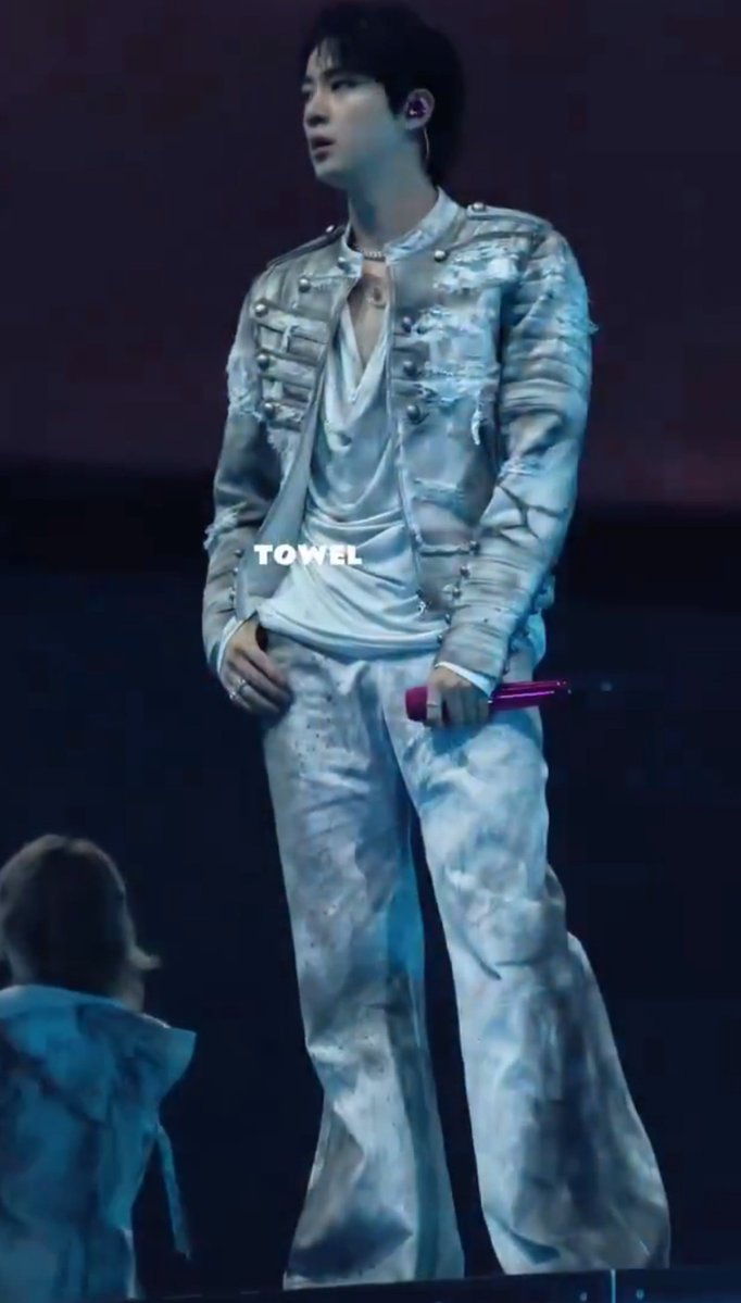 jinspam_'s tweet photo. HE IS SO FINE. https://t.co/YWNTgPUZxA