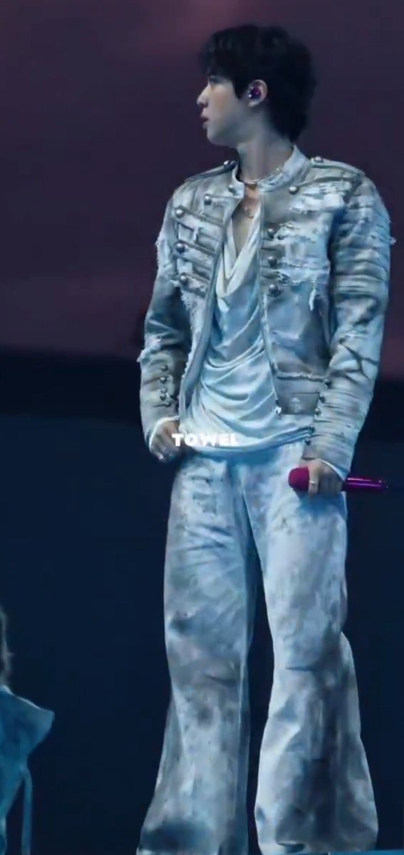 jinspam_'s tweet photo. HE IS SO FINE. https://t.co/YWNTgPUZxA