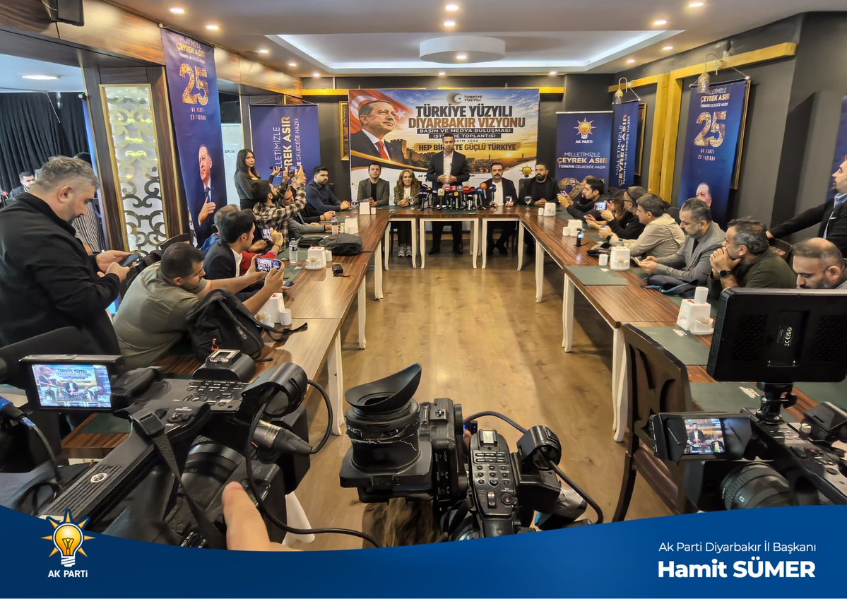 HamitSumer21's tweet photo. 📍 Basın Buluşması

İl Kadın Kolları Başkanımız Sayın Didem Yekta Türkan, İl Gençlik Kolları Başkanımız Sayın Enes Çimen, İl Siyasi Ve Hukuki İşler Başkanımız Sayın Murat Beran Dilek, İl Tanıtım ve Medya Başkanı Ahmet Sevim ile birlikte Diyarbakır’da görev yapan yerel ve ulusal basın temsilcileriyle sabah kahvaltısında bir araya geldik. 

Cumhurbaşkanımız ve Genel Başkanımız Sayın Recep Tayyip Erdoğan’ın liderliğinde yürütülen Terörsüz Türkiye hedefi ile Türkiye ve Diyarbakır gündemine ilişkin değerlendirmelerde bulunduk. 

Diyarbakır’da bugüne kadar hayata geçirilen ve yapımı devam eden yatırımlar hakkında basın temsilcilerine bilgi verilirken, şehrimizin kalkınması, istihdamın artırılması ve bölgenin ekonomik potansiyelinin güçlendirilmesine yönelik çalışmaları aktardık. 

Kamuoyunun doğru ve tarafsız bilgilendirilmesi noktasında büyük bir özveriyle görev yapan basın emekçilerimizin görüş ve katkılarını dinledik.

Basın buluşmamıza katılım sağlayan tüm yerel ve ulusal basın temsilcilerimize teşekkür ediyor, çalışmalarında başarılar diliyorum.

#AKParti #Diyarbakır #HamitSümer #AKPartiDiyarbakır #Teşkilat

@abuyukgumus 
@hakanaksu058 
@AvukatErsanAksu 
@akgmteskilat 
@akpartidbakir