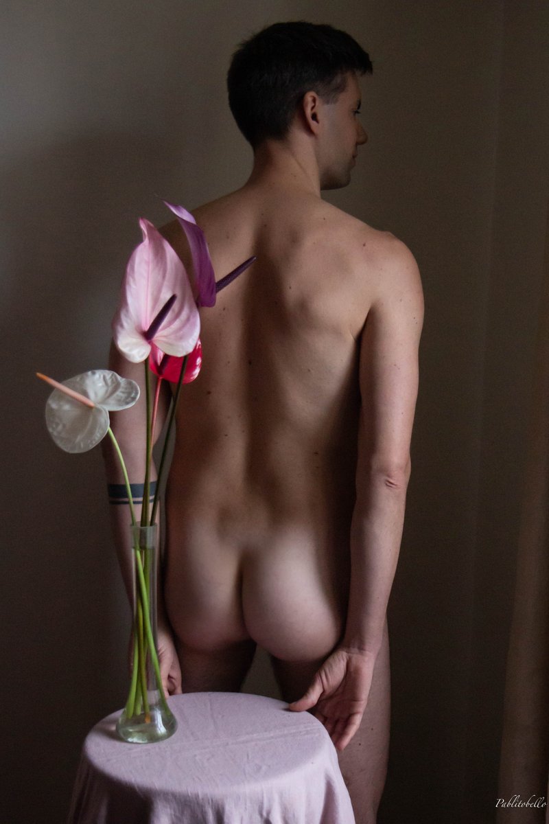 PablitoPhoto's tweet photo. "Dîtes-le avec des fleurs" Modèle : Guillaume #Pabitobello #MalePhotographer #MalePortrait #MaleNudeModel #MaleAss #Flowers #MaleBack #MaleBeauty #MaleStyle https://t.co/znYsLvWO75