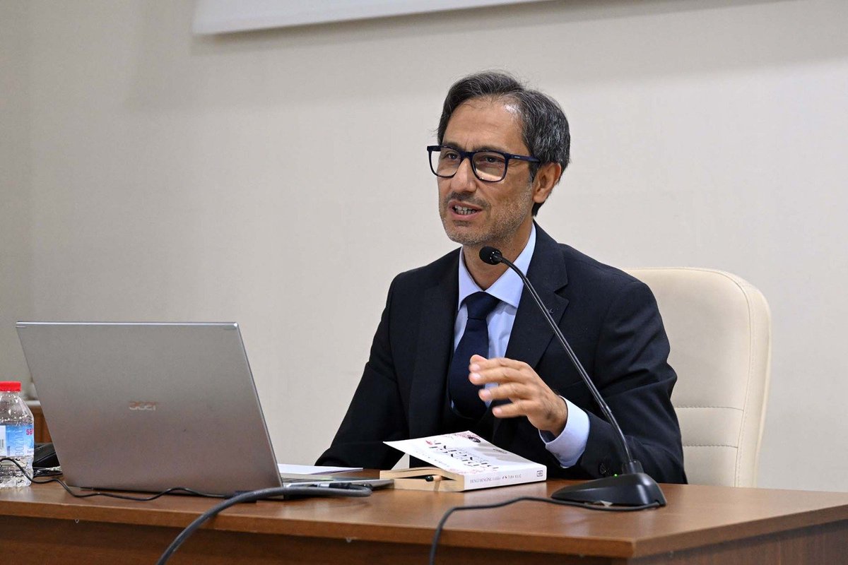 kocatepeuniv's tweet photo. Rektörümüz Prof. Dr. Mehmet Karakaş, İlim Yayma Cemiyeti tarafından Rıza Çerçel Kültür Merkezinde düzenlenen Lisans Akademi Programına katılarak açılış dersini verdi.

Rektörümüz Karakaş, “Köklerden Geleceğe: 21. Yüzyılda Çok Yönlü Bir Üniversiteli Olmak” başlıklı dersinde, 21. yüzyılda üniversite öğrencilerinin sahip olması gereken akademik, sosyal ve kültürel yetkinlikleri ele aldı.

Program kapsamında Üniversitemiz öğretim üyelerinden Prof. Dr. Mustafa Güler, “Tarih Boyunca Dünya: İlk Uygarlıklar ve Antik Dünya Medeniyetleri”; Doç. Dr. Muhammet Emin Türkoğlu ise “Etkili İletişim Becerileri: İletişimin Temelleri ve Kendini Tanıma” başlıklı derslerini gerçekleştirdi.

@Karakas1969
#AfyonKocatepeÜniversitesi #LisansAkademi #İlimYaymaCemiyeti #Afyonkarahisar