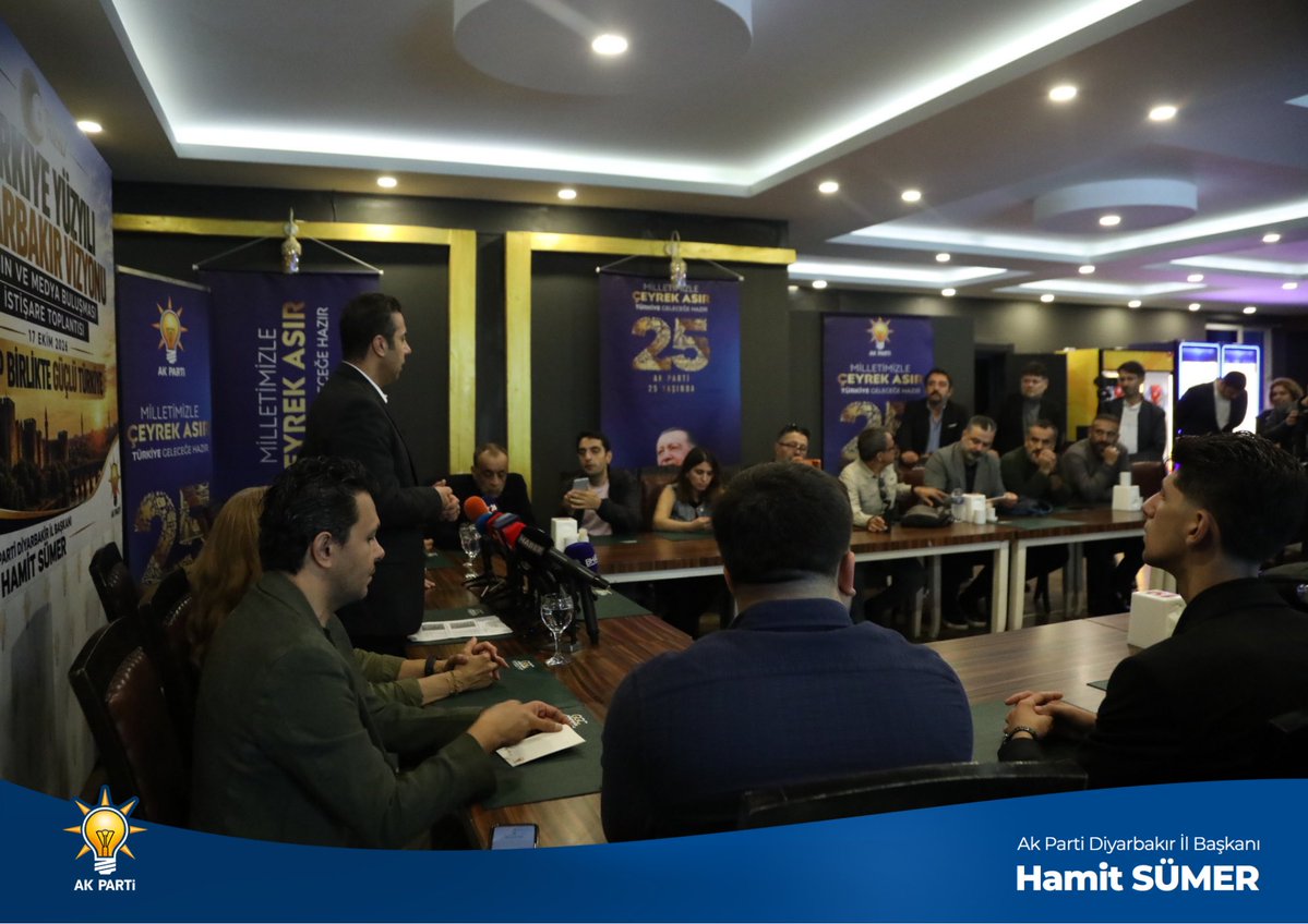HamitSumer21's tweet photo. 📍 Basın Buluşması

İl Kadın Kolları Başkanımız Sayın Didem Yekta Türkan, İl Gençlik Kolları Başkanımız Sayın Enes Çimen, İl Siyasi Ve Hukuki İşler Başkanımız Sayın Murat Beran Dilek, İl Tanıtım ve Medya Başkanı Ahmet Sevim ile birlikte Diyarbakır’da görev yapan yerel ve ulusal basın temsilcileriyle sabah kahvaltısında bir araya geldik. 

Cumhurbaşkanımız ve Genel Başkanımız Sayın Recep Tayyip Erdoğan’ın liderliğinde yürütülen Terörsüz Türkiye hedefi ile Türkiye ve Diyarbakır gündemine ilişkin değerlendirmelerde bulunduk. 

Diyarbakır’da bugüne kadar hayata geçirilen ve yapımı devam eden yatırımlar hakkında basın temsilcilerine bilgi verilirken, şehrimizin kalkınması, istihdamın artırılması ve bölgenin ekonomik potansiyelinin güçlendirilmesine yönelik çalışmaları aktardık. 

Kamuoyunun doğru ve tarafsız bilgilendirilmesi noktasında büyük bir özveriyle görev yapan basın emekçilerimizin görüş ve katkılarını dinledik.

Basın buluşmamıza katılım sağlayan tüm yerel ve ulusal basın temsilcilerimize teşekkür ediyor, çalışmalarında başarılar diliyorum.

#AKParti #Diyarbakır #HamitSümer #AKPartiDiyarbakır #Teşkilat

@abuyukgumus 
@hakanaksu058 
@AvukatErsanAksu 
@akgmteskilat 
@akpartidbakir