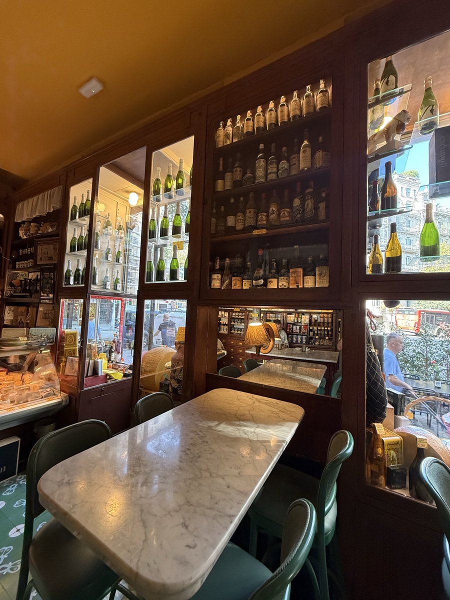 flogemba's tweet photo. Entre barras y buenos vinos. 🍷

Colmado Barcelona, un guiño al espíritu de los colmados de siempre: producto, cocina y vino en el corazón del Eixample.

En la copa, Salanques 2023, de Mas Doix, DOQ Priorat. Un tinto de Garnatxa, Carinyena y Syrah,con fruta, frescura y carácter🍇 https://t.co/nwsTEoMSJB