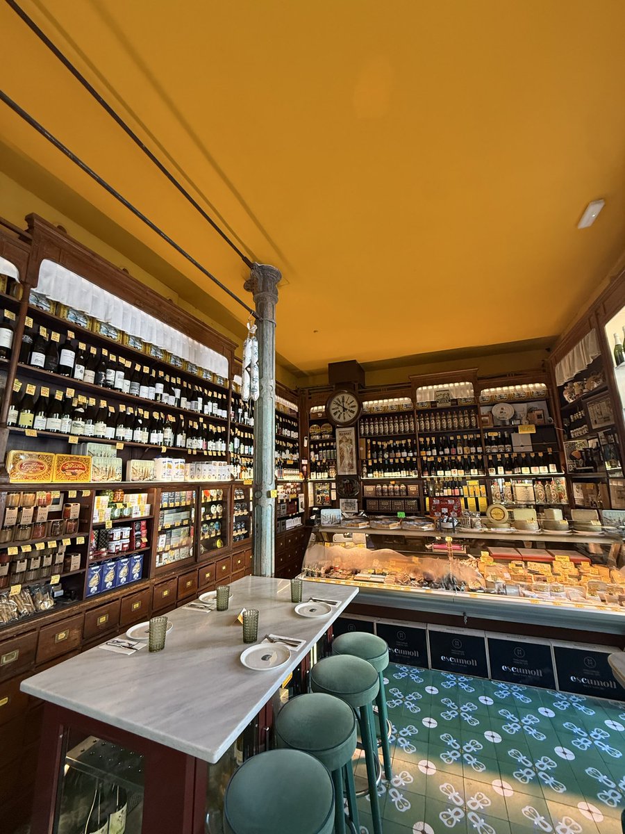flogemba's tweet photo. Entre barras y buenos vinos. 🍷

Colmado Barcelona, un guiño al espíritu de los colmados de siempre: producto, cocina y vino en el corazón del Eixample.

En la copa, Salanques 2023, de Mas Doix, DOQ Priorat. Un tinto de Garnatxa, Carinyena y Syrah,con fruta, frescura y carácter🍇 https://t.co/nwsTEoMSJB