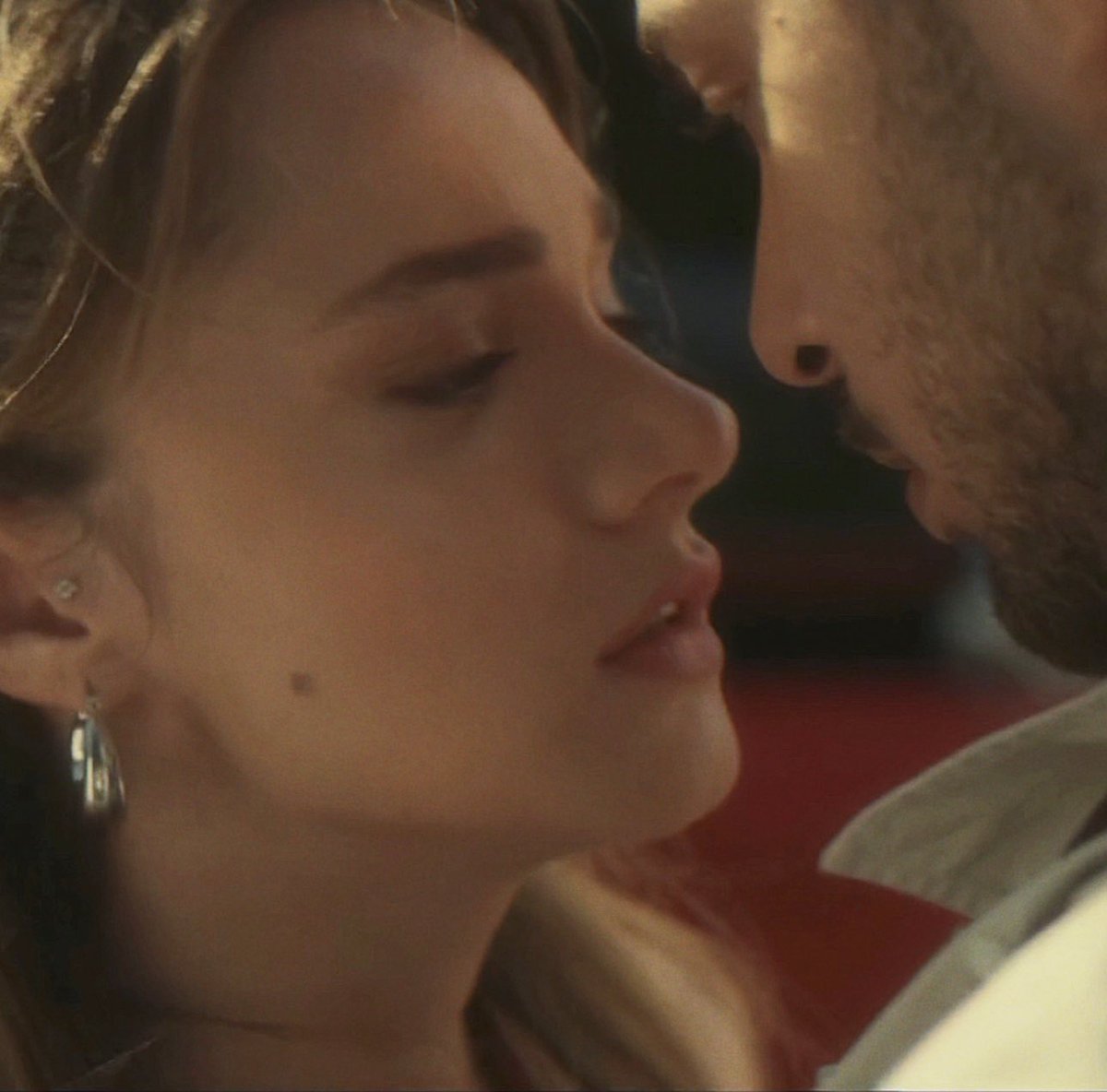 yasxoxm's tweet photo. The art of an almost kiss https://t.co/2Ohxyj1ZH4
