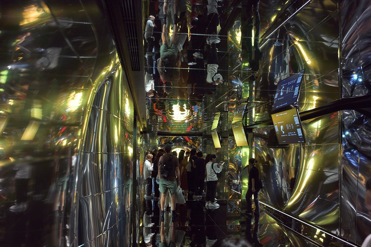 null2_nexus's tweet photo. 【TOPICS | 開業初の土曜日は札止め！】

グランドオープンして迎える初の土曜日は各回満席のお客様で大盛況を迎える事ができました。

明日は満員御礼で、中には再訪される方もあり皆様に感謝しております！

週末は混雑していますので、比較的時間帯が選択できる平日が狙い目です。

▶︎19日以降には空きあり！チケット販売中
https://t.co/QLo8svYuEi

#落合陽一 #ﾇﾙﾇﾙネクサス #null2 #null2n #null4 #大阪関西万博 #EXPO2025 #アフター万博 #横浜