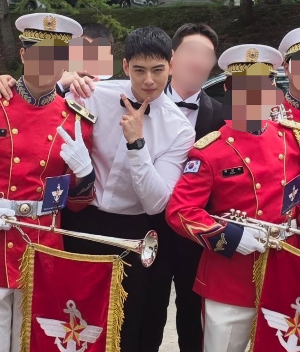 cew_br's tweet photo. 📸 Novas fotos do Sargento Lee Dongmin (Cha Eunwoo) com a banda militar do MND

#CHAEUNWOO #차은우 https://t.co/2qmr3kGiRc