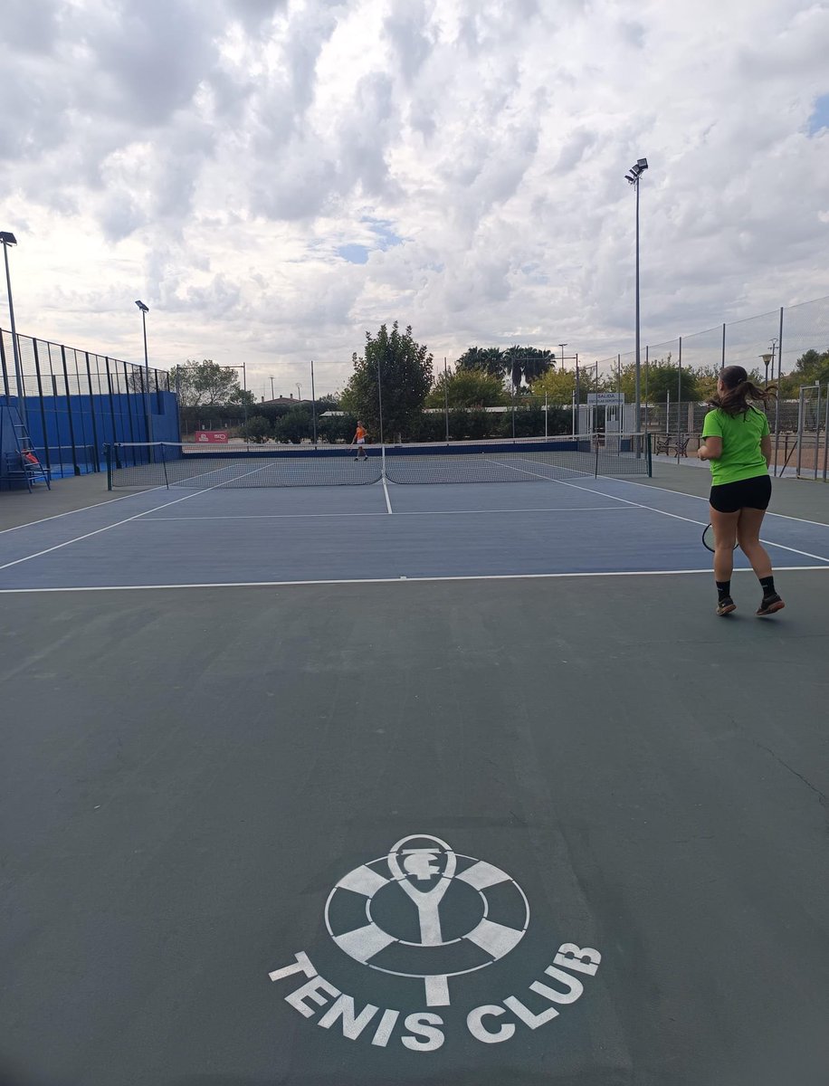 FedExtTenis's tweet photo. El Campeonato de Extremadura por Equipos Absoluto se disputa tanto masculino como femenino y ambos en formato liguilla en el @TenisclubVva , hoy en chicas Sportocio han vencido a SHL y en chicos juegan SHL y @tenispadarenas . @jovendeportEXT https://t.co/jUqKevfvUe