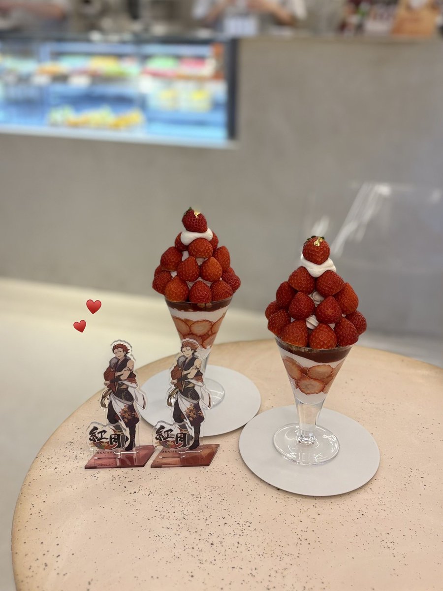 nako35_'s tweet photo. 📍SO TARTE 表参道

この時期にこんな美味いいちごパフェ食べれて最高^>𐋣<^🍓🎶
でっかくて激うまなのに2000円台で天才、味変？のチョコソースもビターで天才(^_^)ノ✨️

いちごと鬼龍さんの相性抜群で神がとう、これからもくろくろをよろしく❤️🌙 https://t.co/0lo0IJNkqz