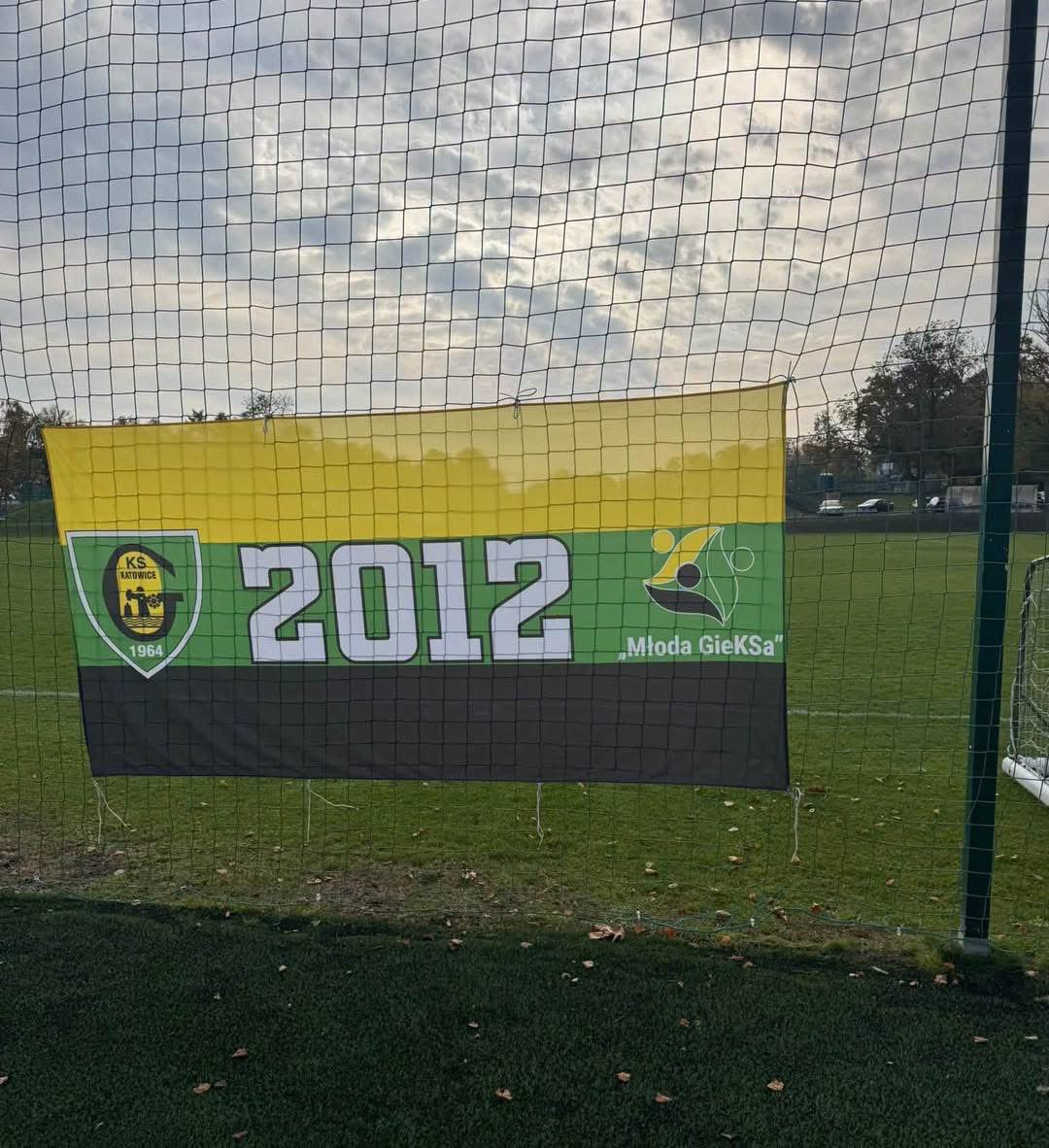 akademia_gks's tweet photo. Kolejne zwycięstwo GieKSy w rozgrywkach #CLJU15! Trójkolorowi pokonali na trudnym terenie Stilon Gorzów Wielkopolski i awansowali na 2. miejsce w tabeli. Kapitalna robota Panowie, brawo 👏

Stilon 0️⃣:1️⃣ GKS

⚽️ Bramka: Uroda.
📸 Zdjęcia: Mariusz Musialik. https://t.co/oVEL5Exy4N