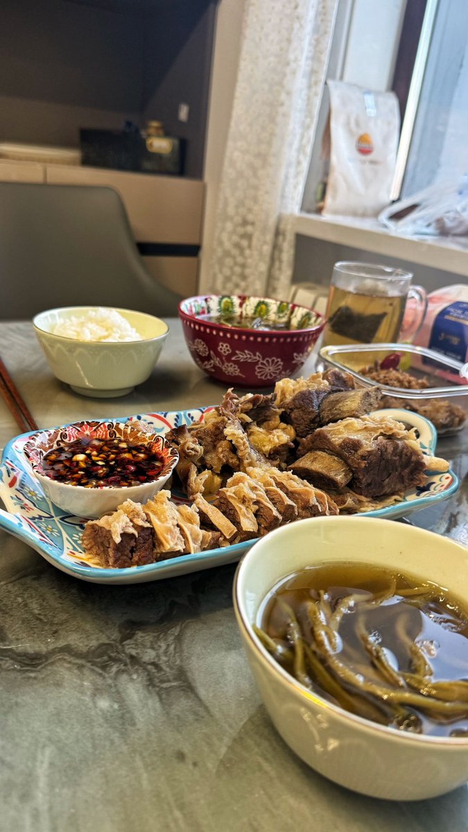 kelly87870's tweet photo. Simple home-cooked dinner 🥩 Slow-braised beef ribs with garlic chili dipping sauce, paired with rice and soup. Nothing beats warm homemade comfort food.
#HomeCooking #FoodDiary #ComfortFood https://t.co/Ix15mu8Qoo