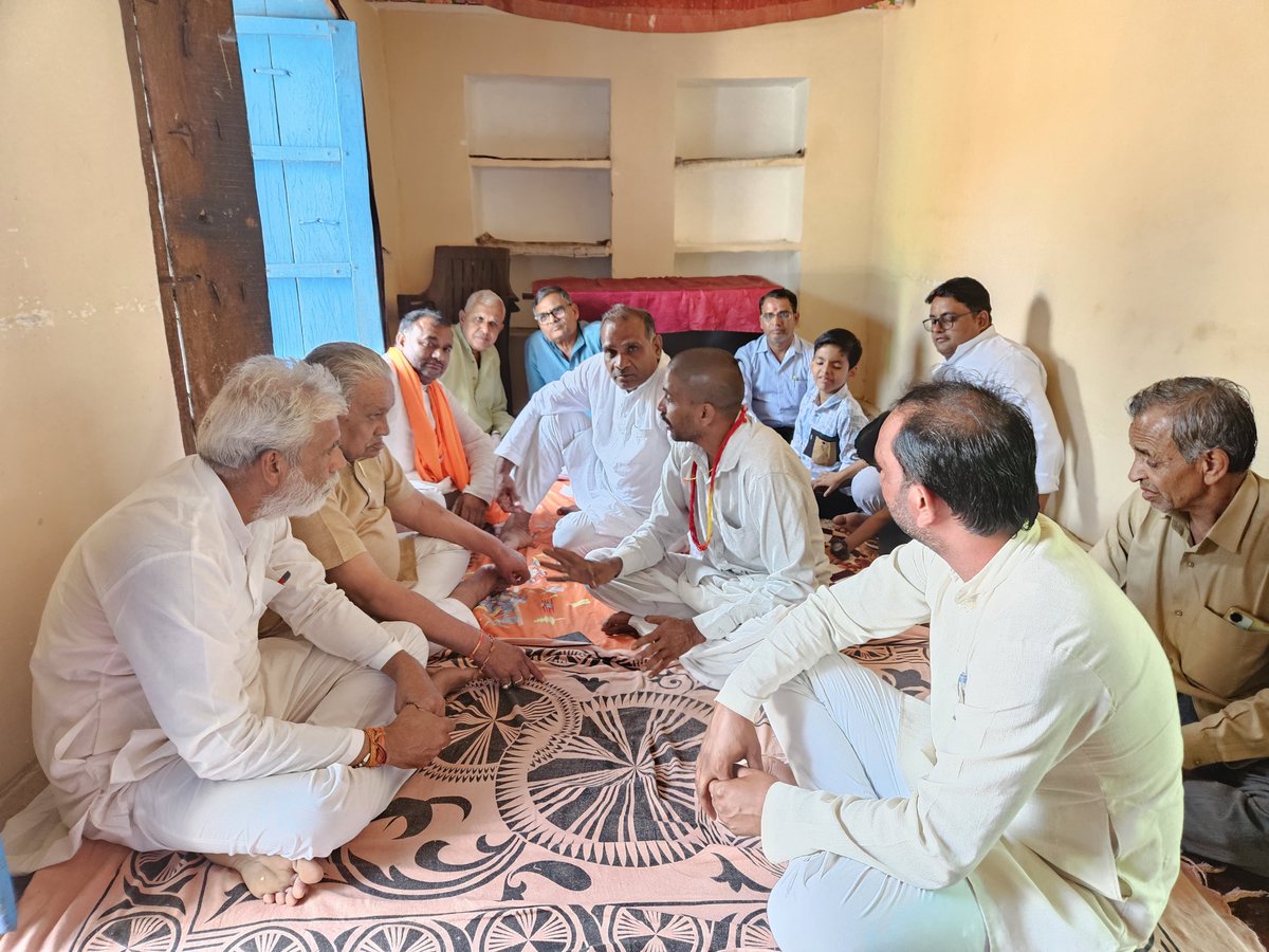 jaindevendrabjp's tweet photo. आज शिवपुरी विधानसभा के ग्राम ऊमरी पहुंचकर प्रदीप दुबे जी के बड़े भाई स्व. श्री मनमोहन दुबे जी एवं स्व. श्री श्रीराम लोधी जी के आकस्मिक निधन पर उनके निवास पर पहुंचकर शोक संवेदना व्यक्त की एवं परिवारजनों से भेंट कर ढांढस बंधाया।

ईश्वर दिवंगत आत्माओं को अपने श्रीचरणों में स्थान दें एवं शोकाकुल परिवार को यह दुःख सहन करने की शक्ति प्रदान करें।

ॐ शांति!