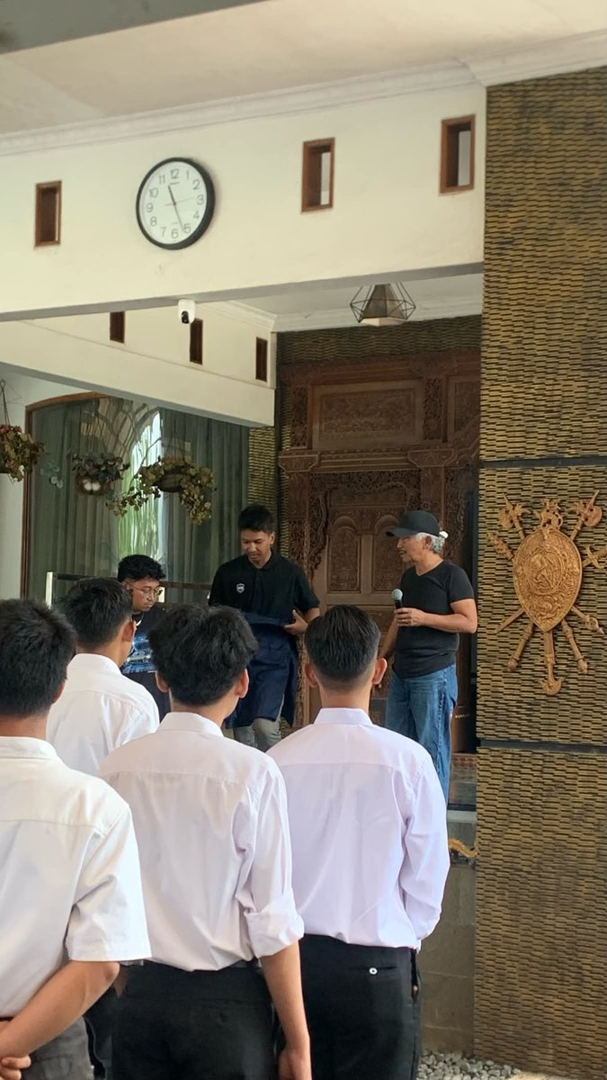 Ccookkk_'s tweet photo. Jadi kronologi nya: ada seorang pelamar mau ngelamar jadi pramusapa di Transjakarta dan dia gak sendiri, kurang lebih 200 orang an, terus di kasih info lebih lanjut katanya ada biaya seragam + sertifikat + biaya MCU dan atribut kurang lebih totalnya 5jt

Terus mereka kasih keringanan bayar 1,1jt dulu gitu katanya untuk seragam kerja nya. Terus ada juga kandidat ex pramusapa gitu, dan si kakak nya yang ngelamar kerjaan ini juga ragu karena ini outsorcing dan si kakaknya takut penipuan gitu

Gimana tanggapan kalian soal ini gaizzz??? Bukannya kalo ngelamar ke Transjakarta itu bebas biaya apapun ya?🤔🤔