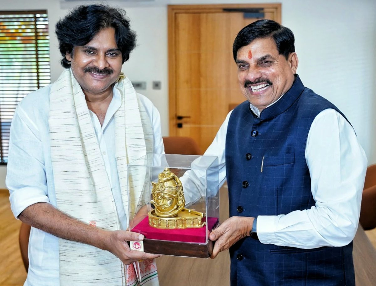 DrMohanYadav51's tweet photo. विजयवाड़ा प्रवास के दौरान आज आंध्र प्रदेश के माननीय उपमुख्यमंत्री श्री @PawanKalyan जी से आत्‍मीय भेंट हुई। https://t.co/9SRGi4SZhh