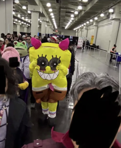 StrawberyChar's tweet photo. SOMEBODY JUST DID A FULL SPONGEPHANES COSTUME?! #bikinihorrors https://t.co/j3lU07fV2q