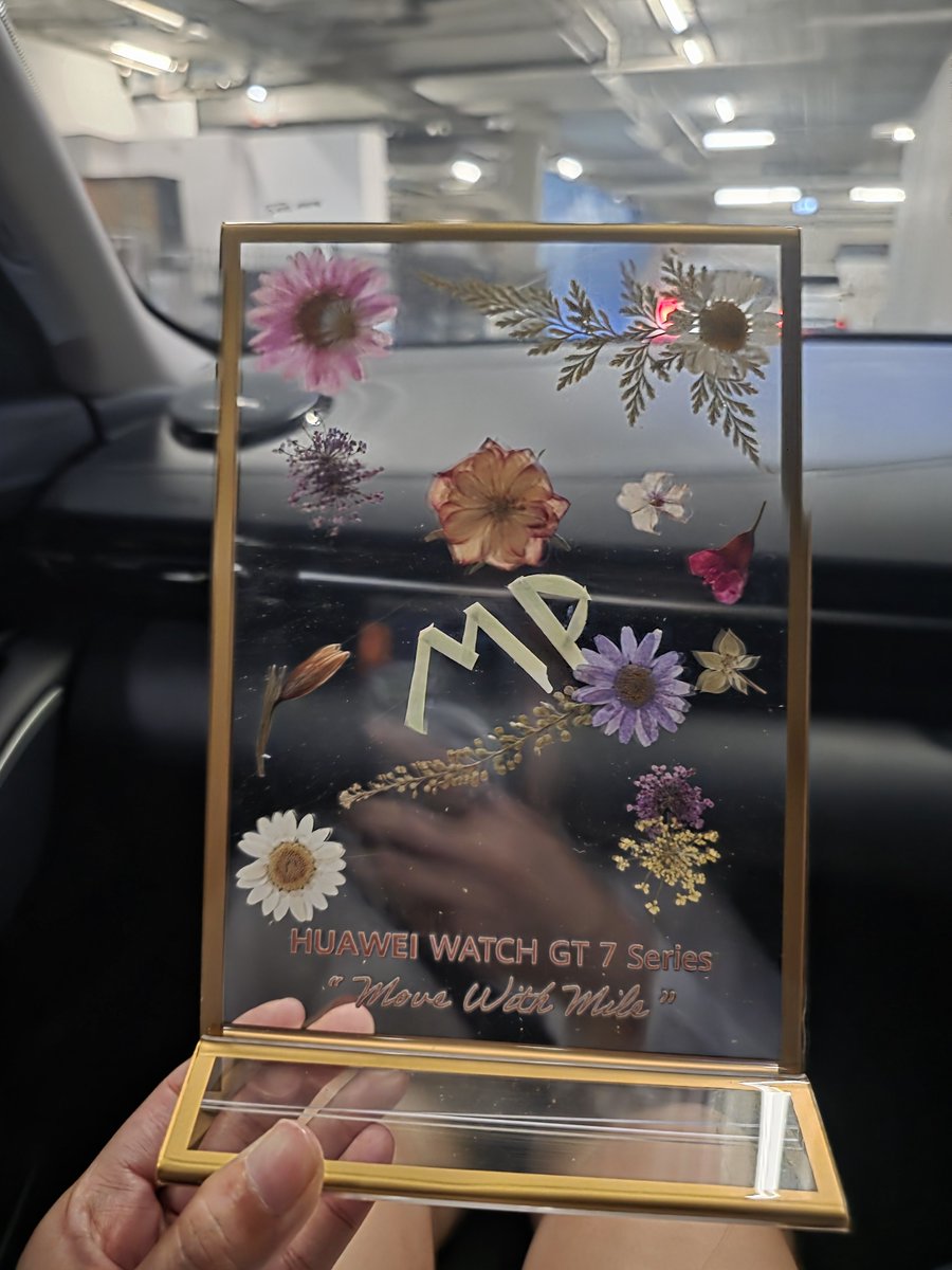 Hunso_ving's tweet photo. "Just go with the flow and stay happy 🌼🧑‍🩰
เปิดประสบการณ์ workshop dried flower ฟีลเหมือนย้อนกลับไปวัยเรียนวิชาศิลปะมาก ต่อด้วยพิลาทิส ให้พอกระชุ่มกระชวยหัวใจ  🤭

HUAWEI WATCH GT 7 Series "Move with Mile" 💚✨️

#HUAWEIWatchGT7xMilePhakphum #HUAWEIWatchGT7MoveWithMile https://t.co/oa8lc6MXPb